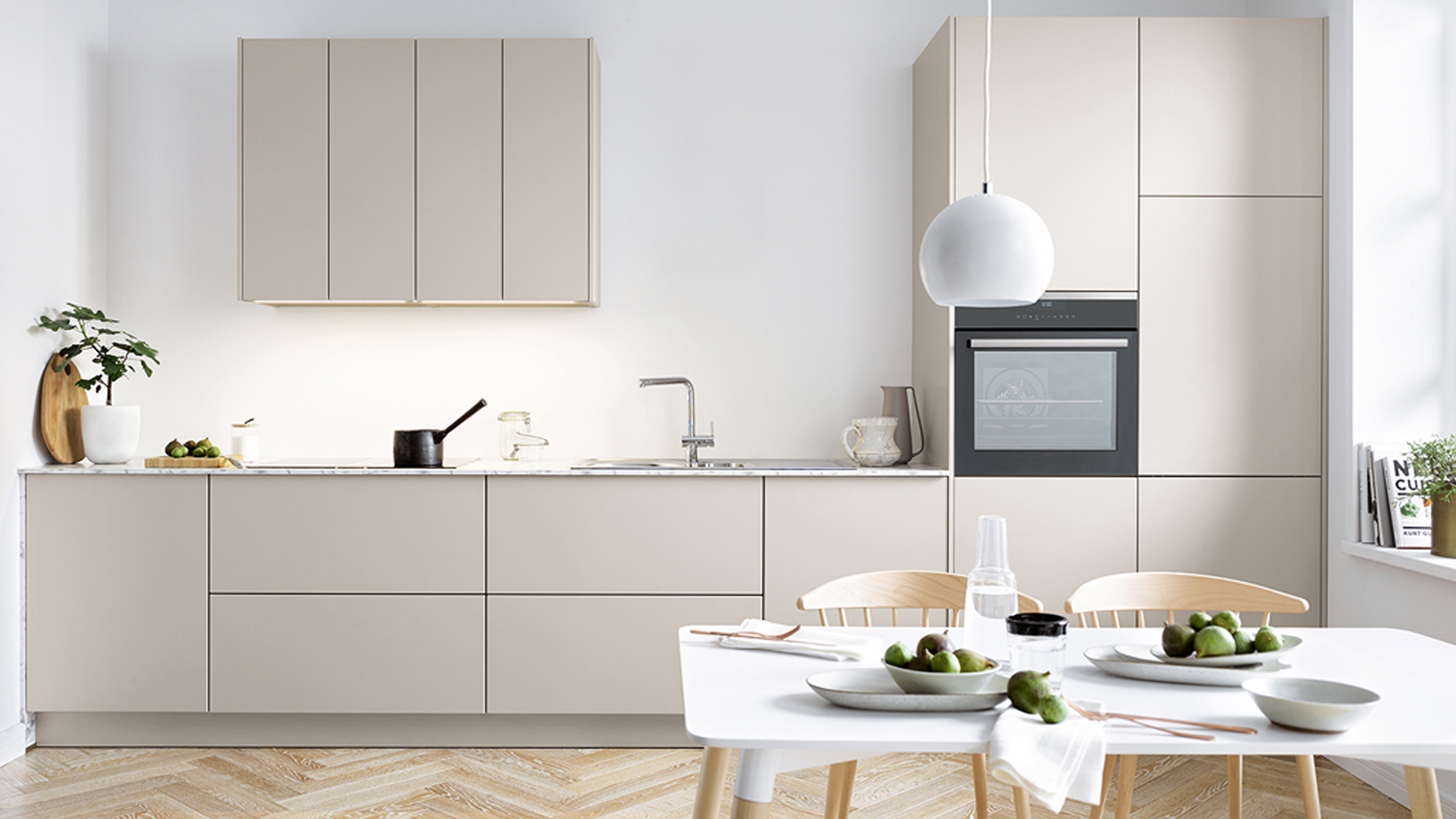 Greeploze Duitse designkeuken met kookeiland